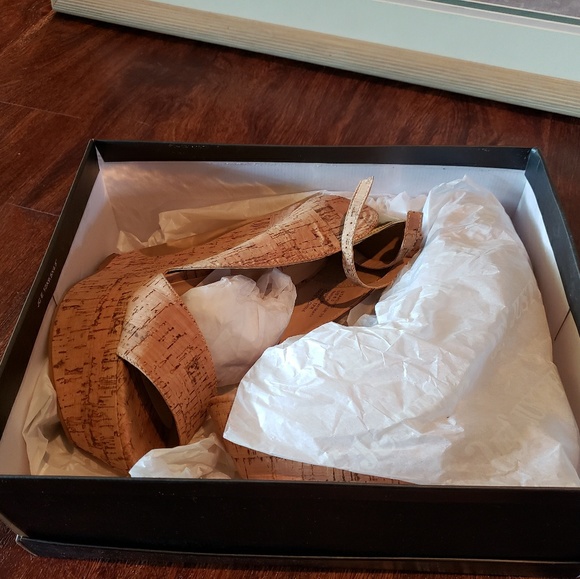 Platform Sandals - Picture 2 of 3